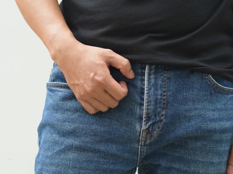 momak se češe oko intimne regije