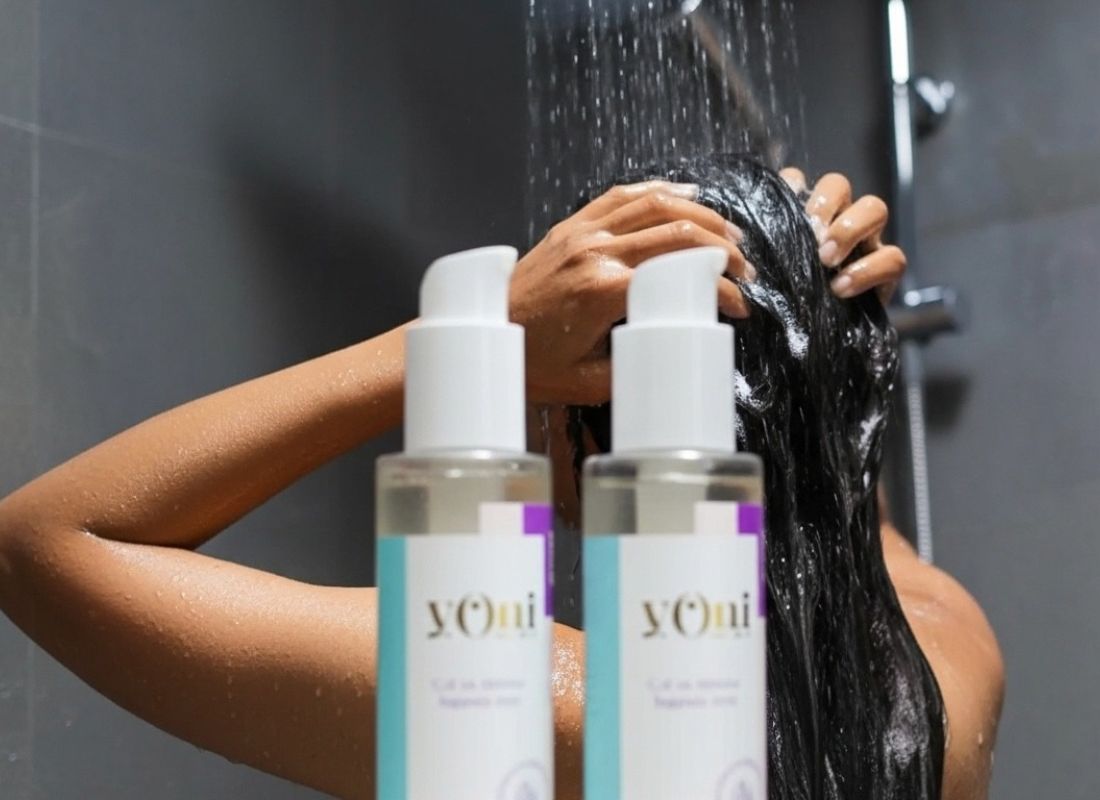 devojka se tušira i ispred nje yoni mint gelovi za intimnu regiju